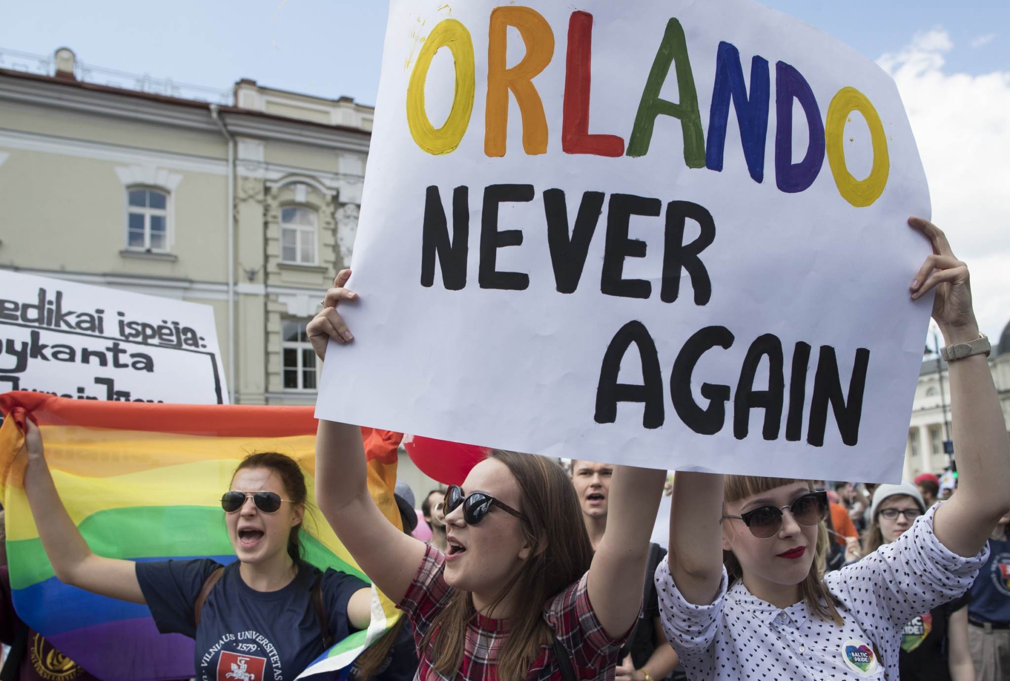 "Võrdsuse marsil" osalejad väljendasid sarnaselt suursaadikutega protesti Orlando tulistamise vastu, mis kujutas endast tegelikult mitte homoviha väljendust, vaid ühe homoseksuaali kättemaksu teistele. Foto: Mindaugas Kulbis, AP/Scanpix)
