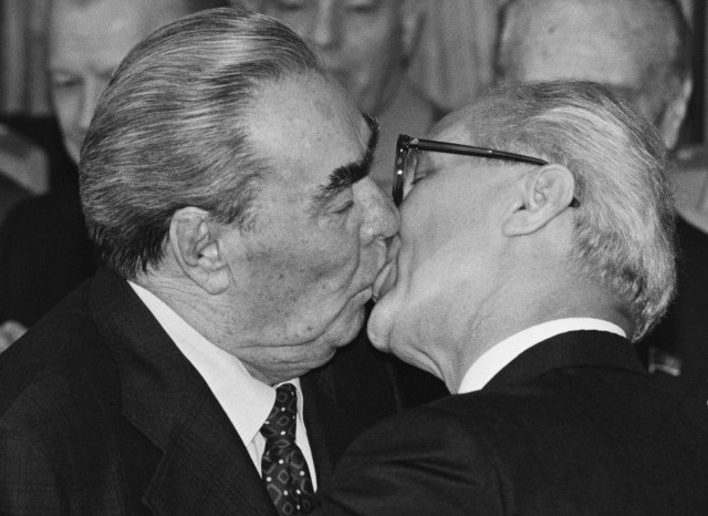 Nõukogude Liidu liider Leonid Iljitš Brežnev suudleb Saksa DV juhti Erich Honeckeri, Berliin, 1979.