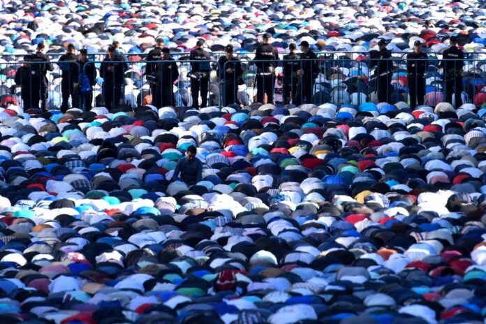 Muslims-praying-in-Moscow