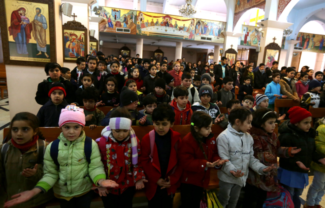 Süüria kristlased kirikuhoones palvetamas. Foto: Shoebat.com