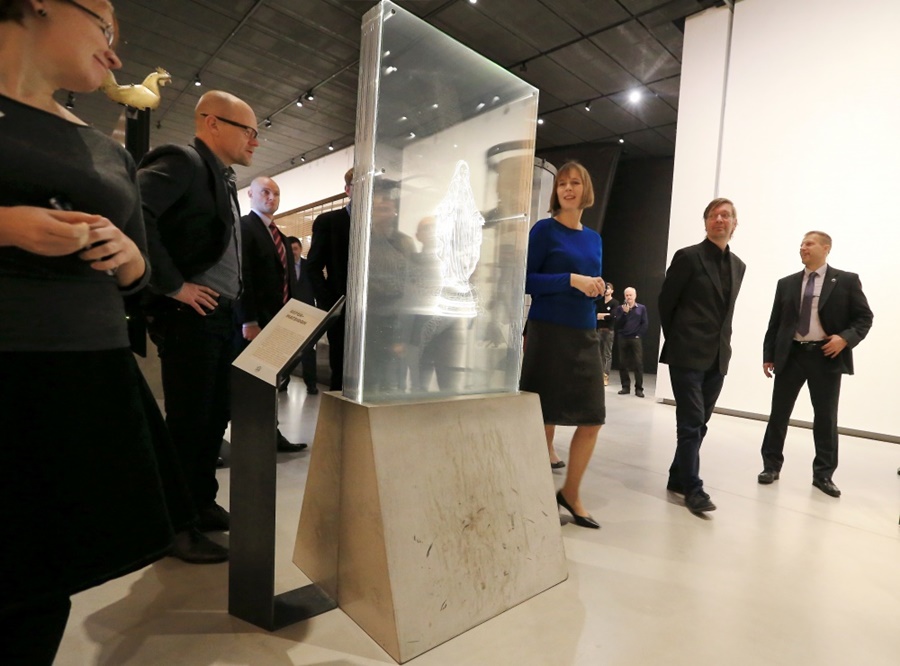 President Kersti Kaljulaid külastamas Eesti Rahva Muuseumi. Keskel puruneva Maarja figuuriga skandaalne eksponaat. Foto: Margus Ansu, Postimees/Scanpix
