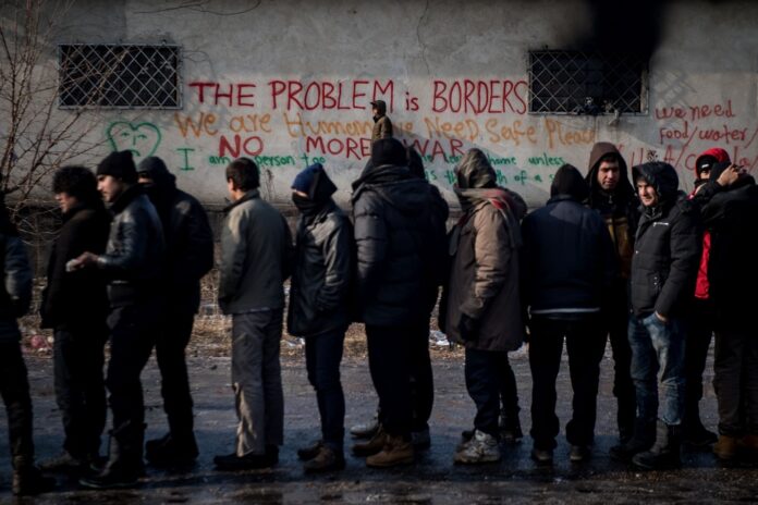 TOPSHOT-SERBIA-EU-MIGRANTS-HEALTH-WEATHER