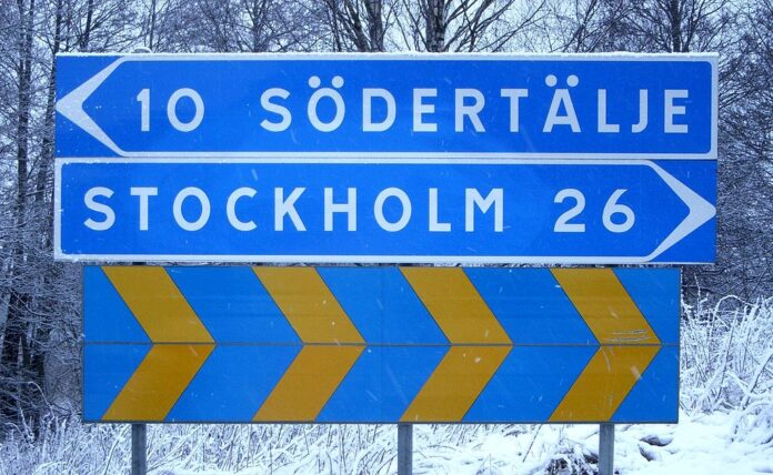 1024px-Vägskylt_Södertälje_Stockholm_2011 (1)