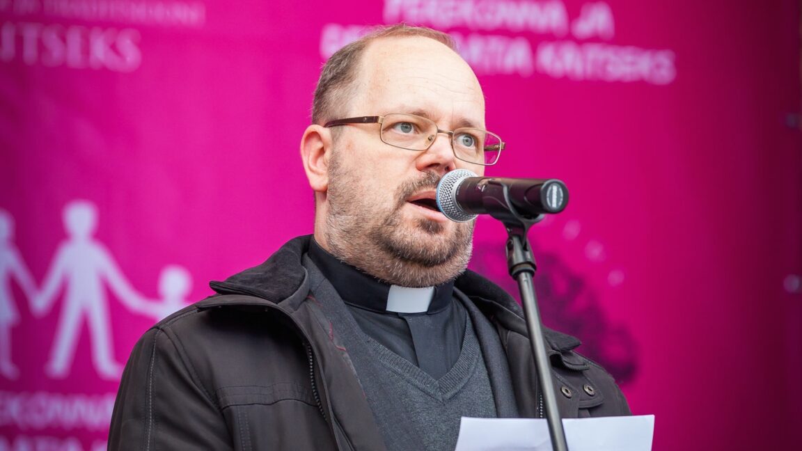 Veiko Vihuri kõnelemas meeleavaldused perekonna ja demokraatia kaitseks. Foto: SAPTK