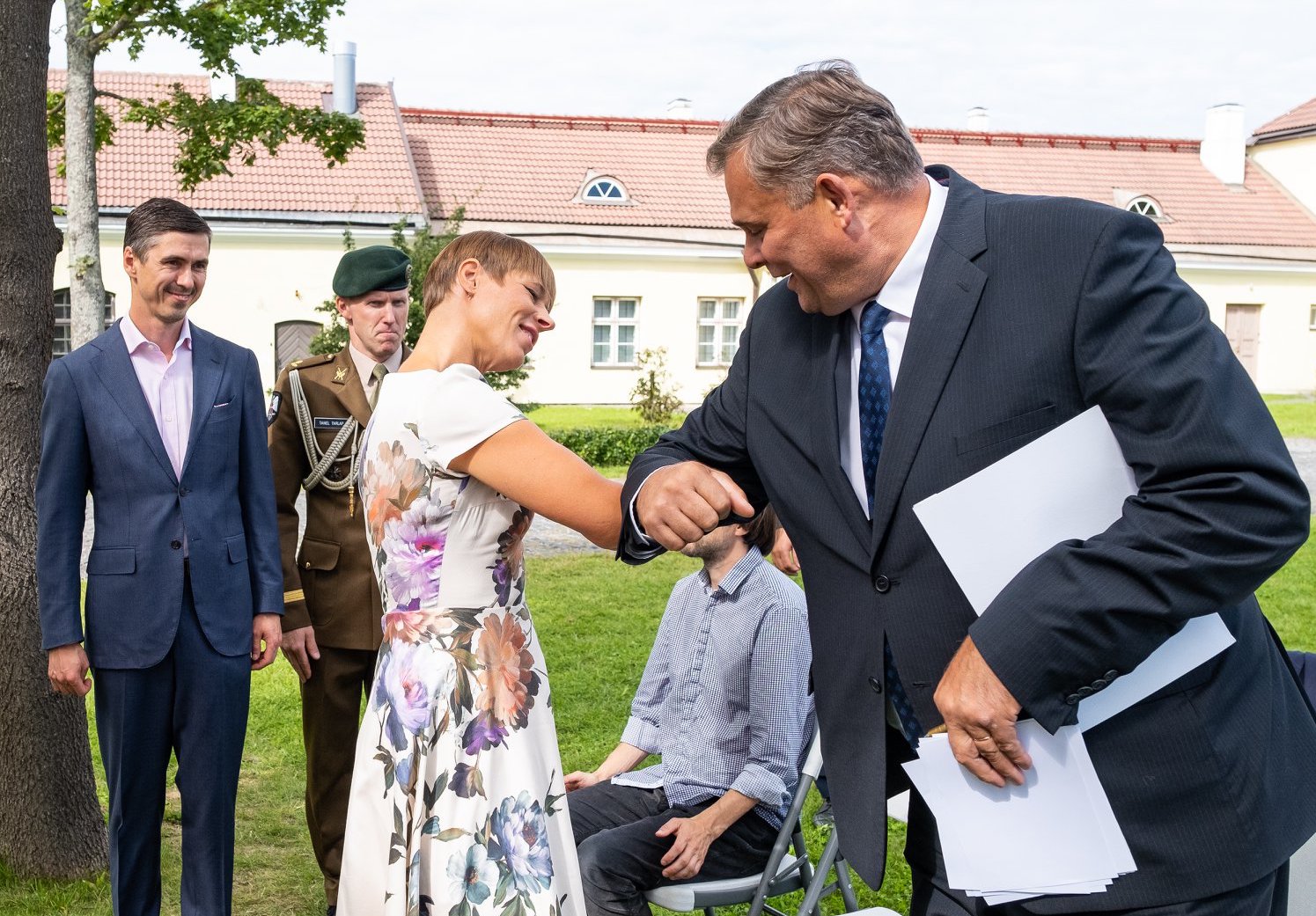 Президент Эстонии с сыном в платье