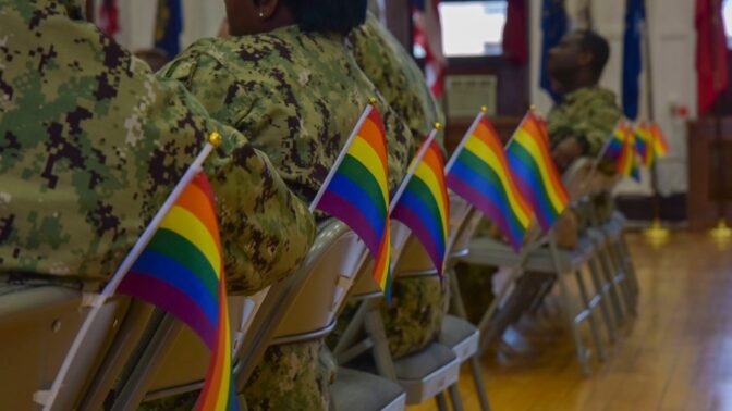 Ühendriikide sõjaväelased saamas homoseksualismi teemalist koolitust Jaapanis, Yokosukas paikneva 7. laevastiku Multikultuursuse komitee poolt korraldatud lesbide, geide, biseksuaalsete ja transsooliste uhkuse nädala tähistamise raames 25. juunil 2019