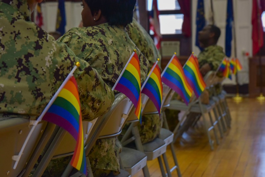 Ühendriikide sõjaväelased saamas homoseksualismi teemalist koolitust Jaapanis, Yokosukas paikneva 7. laevastiku Multikultuursuse komitee poolt korraldatud lesbide, geide, biseksuaalsete ja transsooliste uhkuse nädala tähistamise raames 25. juunil 2019