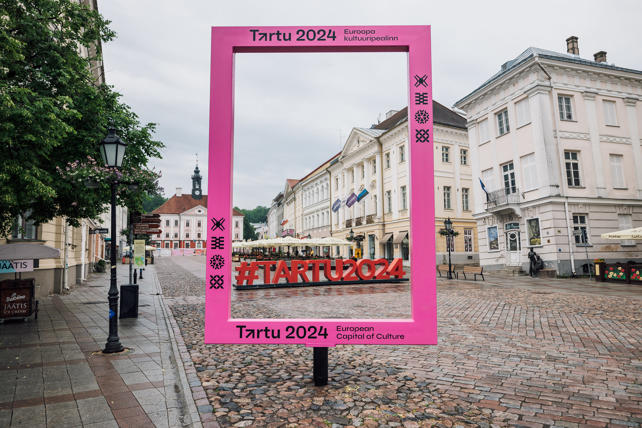 KRIITILINE ÜLEVAADE ⟩ Tartu 2024 toob homoparaadi, drag-etenduse ja ühissuudlemise