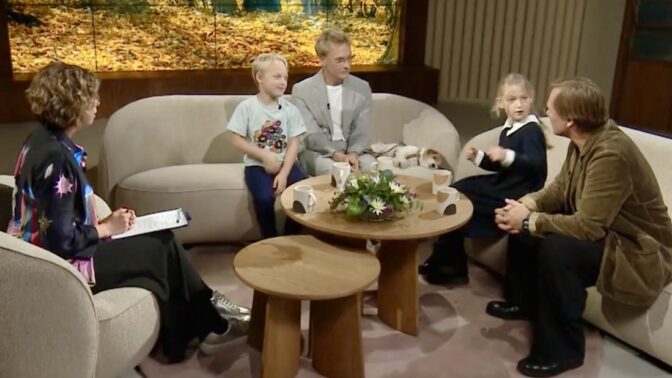 ETV saade “Hommik Anuga” tähistas isadepäeva Taivo Pilleri ja Mart Haberiga ning nende kahe lapsega. Foto: ekraanitõmmis