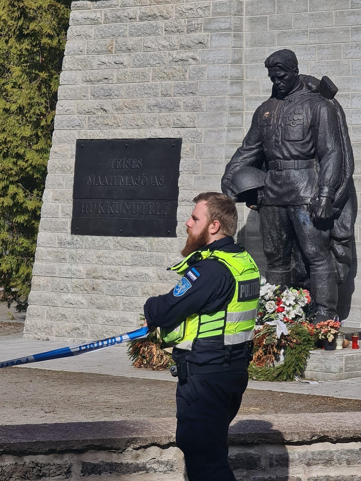 Бронзовый солдат. Памятник воину – освободителю» бронзовый солдат» в Таллине,. Бронзовый солдат в Таллине 2007. Бронзовый солдат в Таллине осквернение. Памятник бронзовый солдат в Таллине вечный огонь.