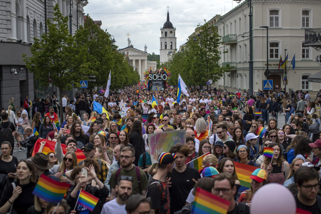 Пидорасы ёжики маршируют по Вильнюсу. Lithuania_baltic_pride_parade_49500.jpg-61447-1024x683