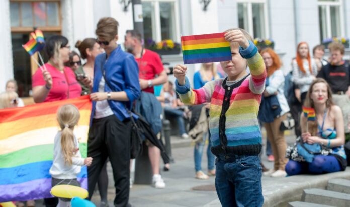 LGBT (lesbi, gei, bi, trans) solidaarsus- ja kultuurinädal. Oma Maailma Avardamise Festival Sõpruse kino ees