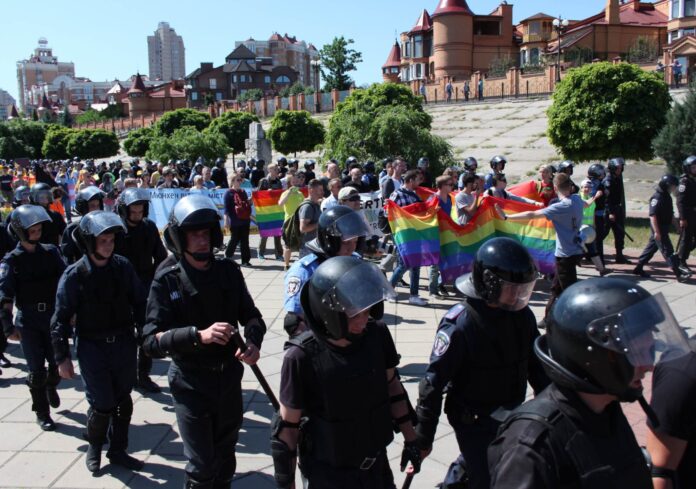 Gay pride parade in Kiev stopped by police