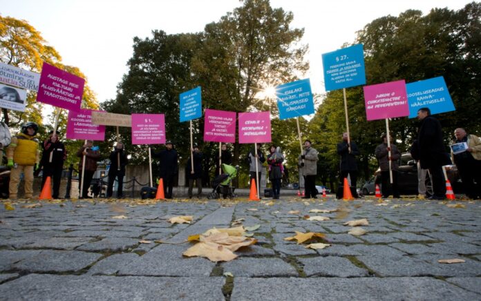 KOOSELUSEADUSE ARUTELU RIIGIKOGUS, MEELEAVALDUS RIIGIKOGU EES
