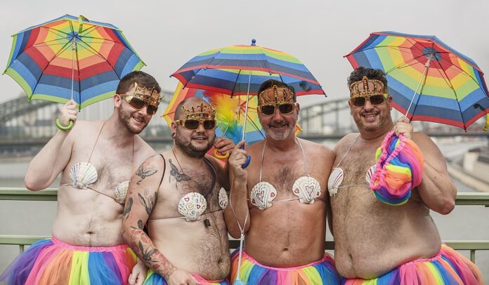 1024px-Cologne_Germany_Cologne-Gay-Pride-2015_Parade-05