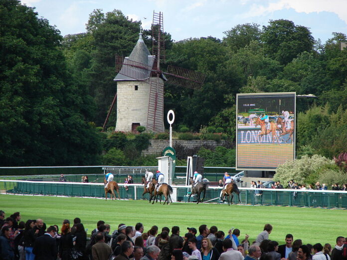 1024px-2012_Hippodrome_de_Longchamp_Moulin