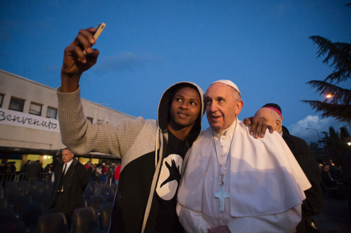 TOPSHOT-ITALY-VATICAN-POPE-IMMIGRATION-HOLY THURSDAY