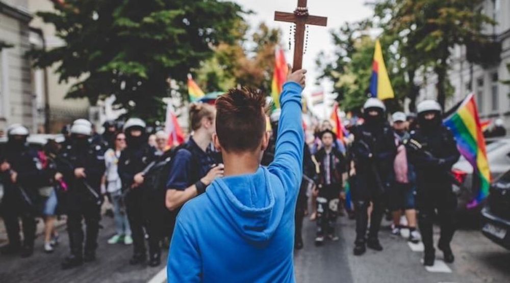 15-aastane poiss seisis Poolas risti ja roosipärjaga homoparaadi vastu