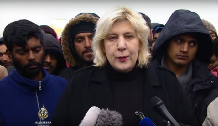 Dunja Mijatovic Bosnia ja Hertsogoviina Vučjaki migrandilaagris intervjuud andmas.